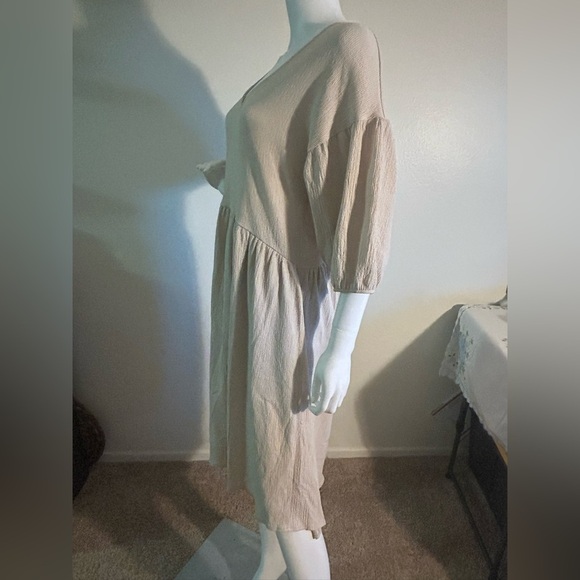 ZARA Beige Loose-Fitting Textured Shift V-Neck Dress - Picture 7 of 9